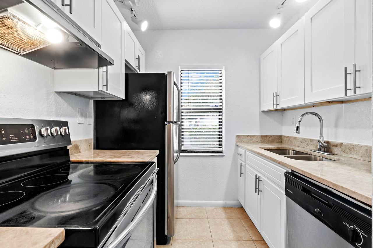 11620 NW 26th Ct - Photo 4 of 7