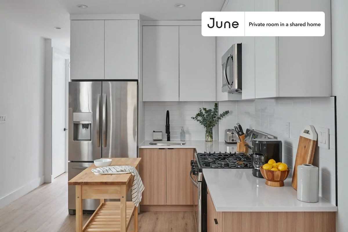 913 Saint Marks Ave #1 - Photo 3 of 6