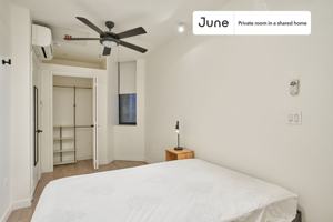 featured image of 424 West 47th St, New York, NY 10036 #4