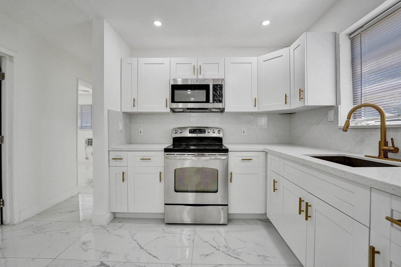 105 Northwest 14th Way #4 - Photo 2 of 11