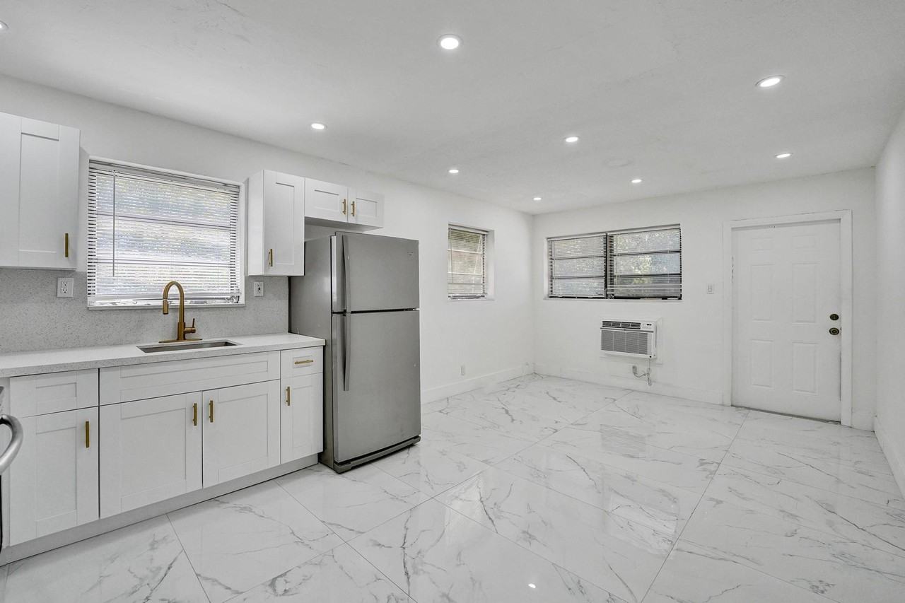 105 Northwest 14th Way #4 - Photo 3 of 11