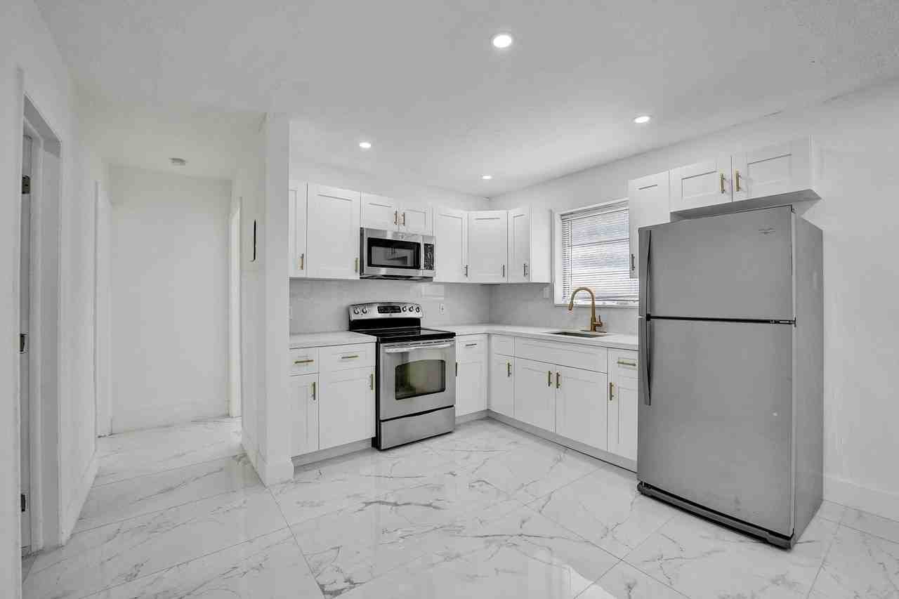 105 Northwest 14th Way #4 - Photo 4 of 11