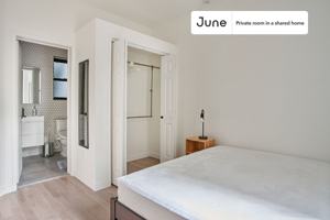 featured image of 424 West 47th St, New York, NY 10036 #3