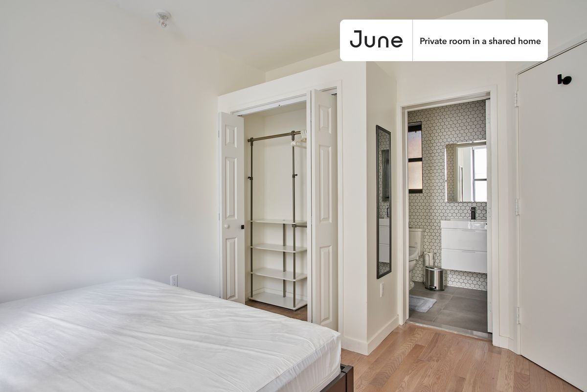 424 West 47th St, New York, NY 10036 #2 - Photo 2 of 13