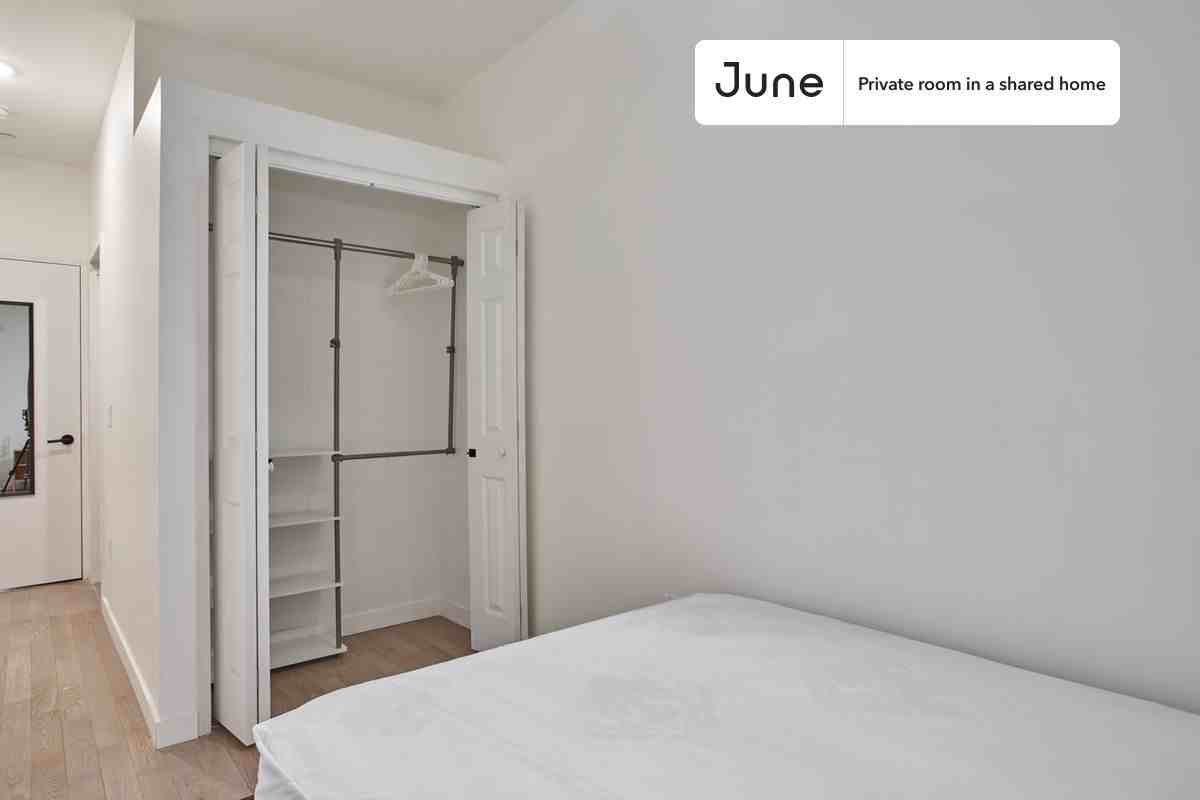 424 West 47th St, New York, NY 10036 #2 - Photo 4 of 13