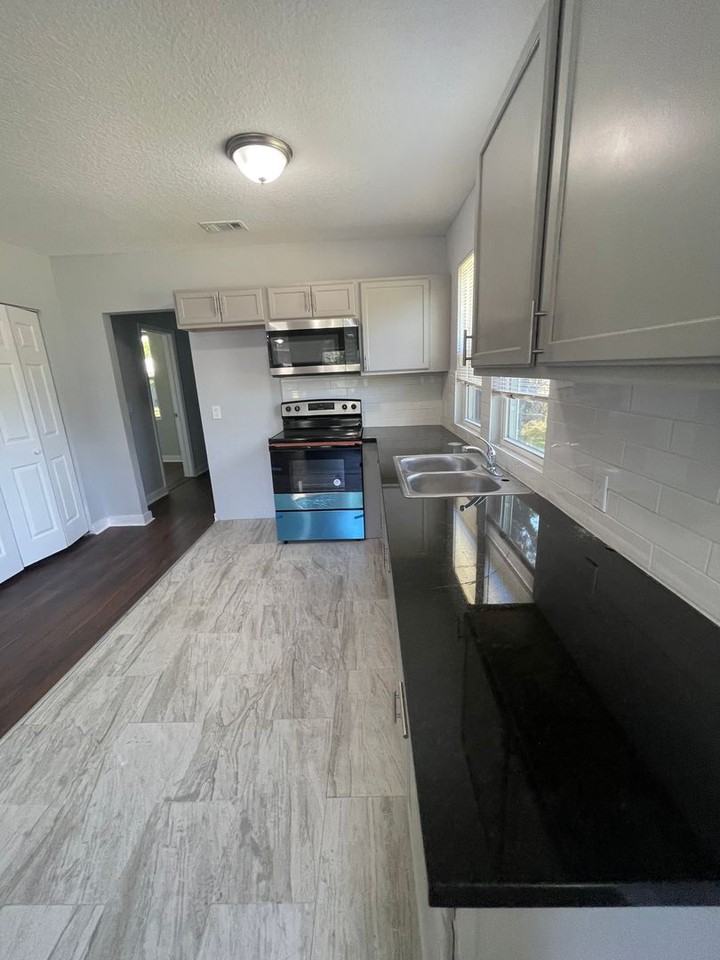 1877 W 4th St - Photo 4 of 22