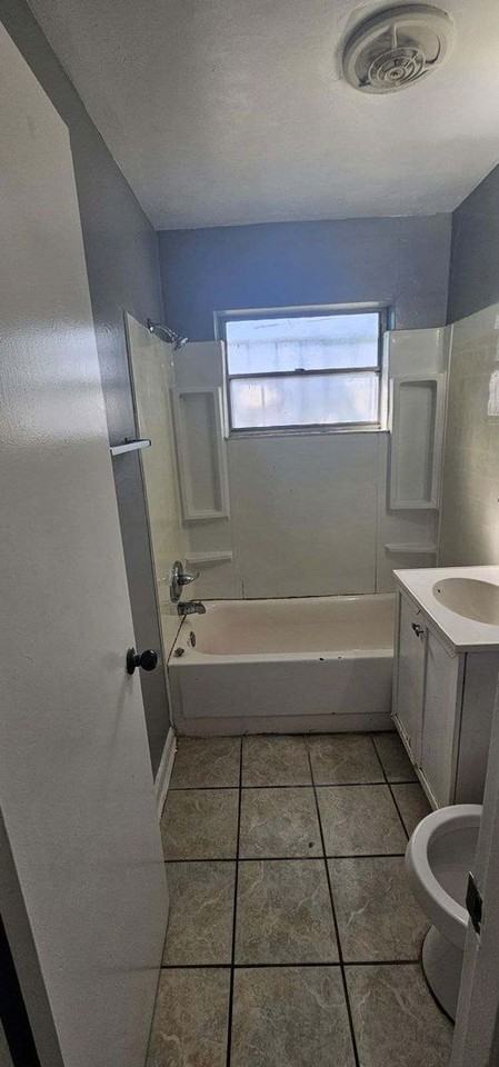 131 131 W Pear St AKA 129 W Pear St - Photo 4 of 8