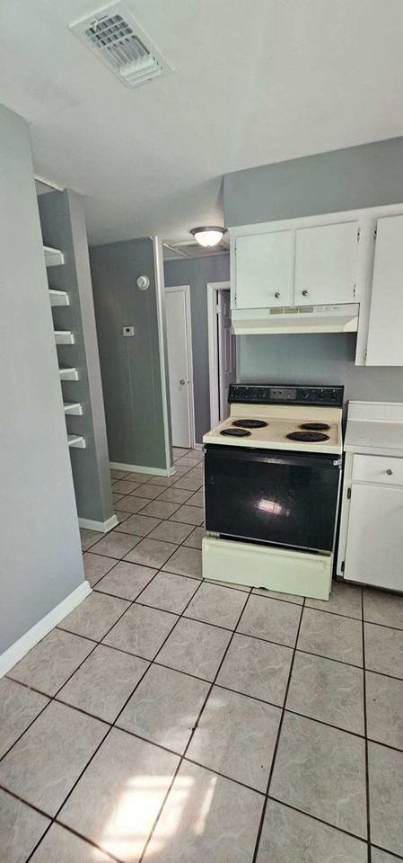 131 131 W Pear St AKA 129 W Pear St - Photo 5 of 8