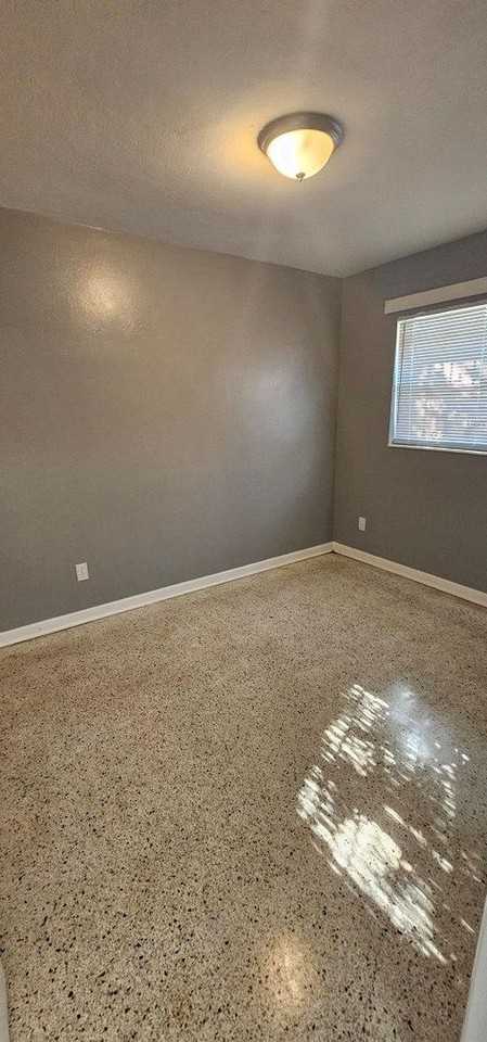 131 131 W Pear St AKA 129 W Pear St - Photo 7 of 8