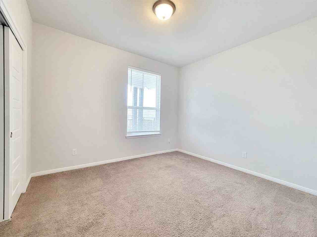 324 E Broade St - Photo 4 of 24