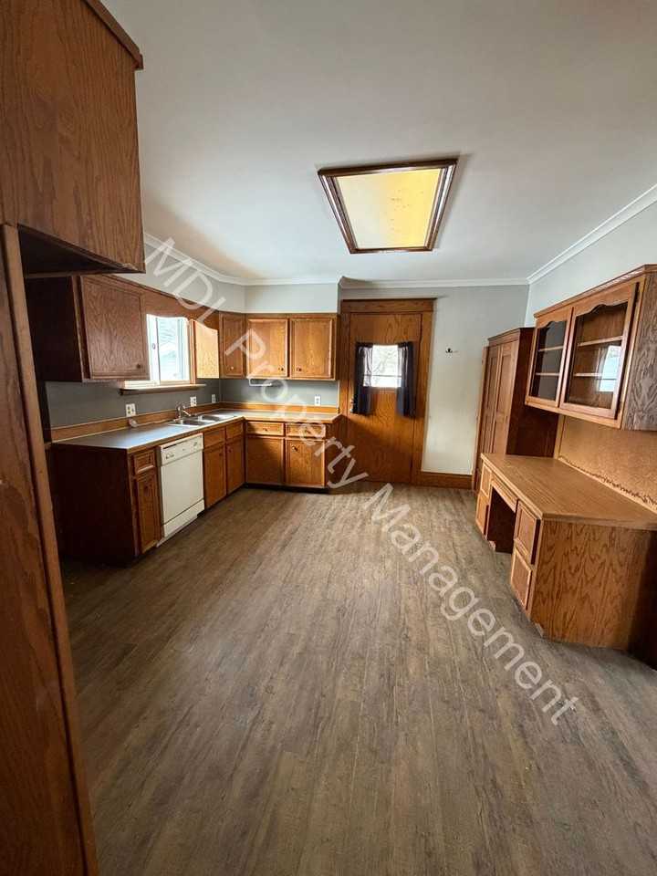 315 S Oakley St - Photo 2 of 12