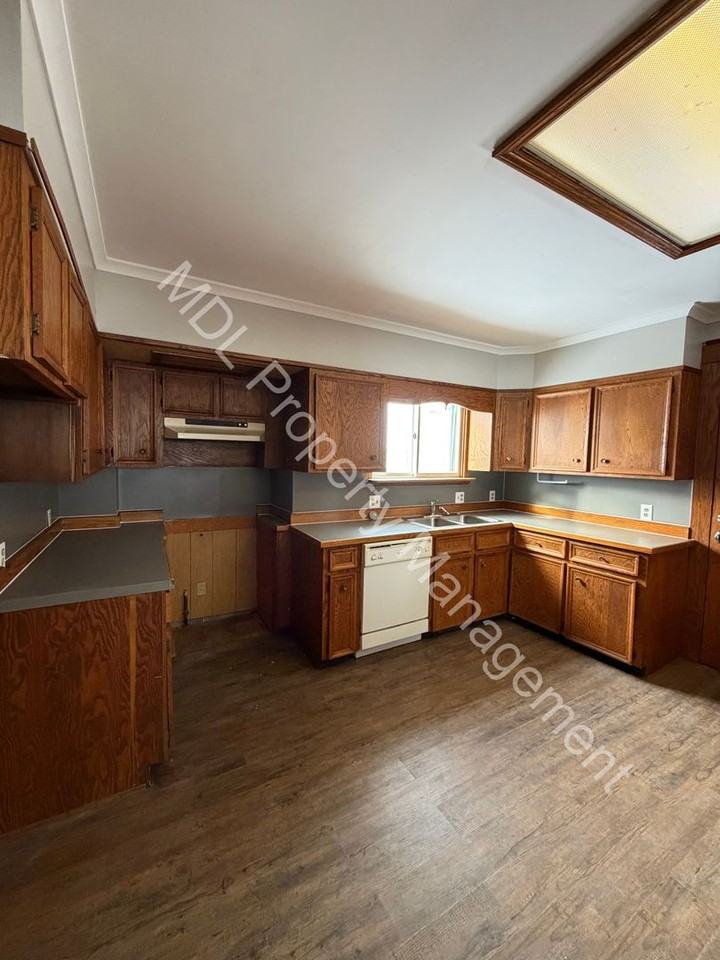 315 S Oakley St - Photo 3 of 12