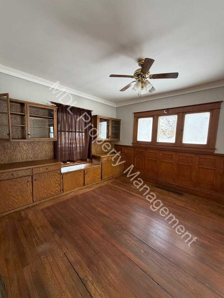 315 S Oakley St - Photo 4 of 12