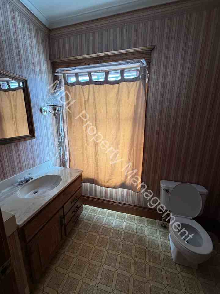 315 S Oakley St - Photo 6 of 12