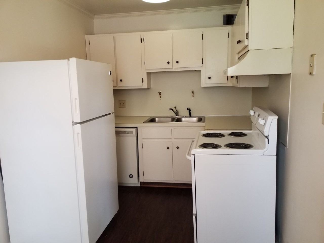 3828 Country Club Rd Apt J - Photo 2 of 9