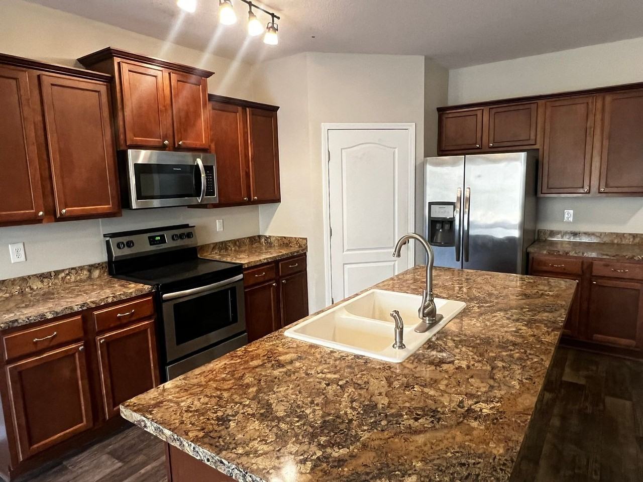 214 Brooklet Cir - Photo 4 of 21