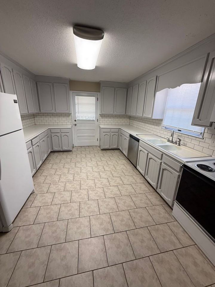 922 S Cox St - Photo 2 of 12