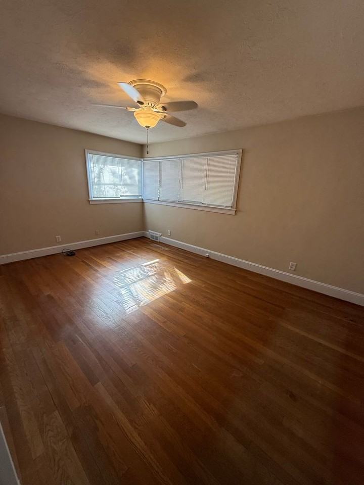 922 S Cox St - Photo 5 of 12