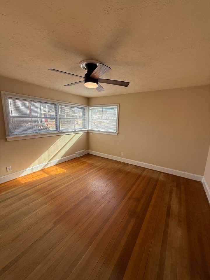 922 S Cox St - Photo 6 of 12