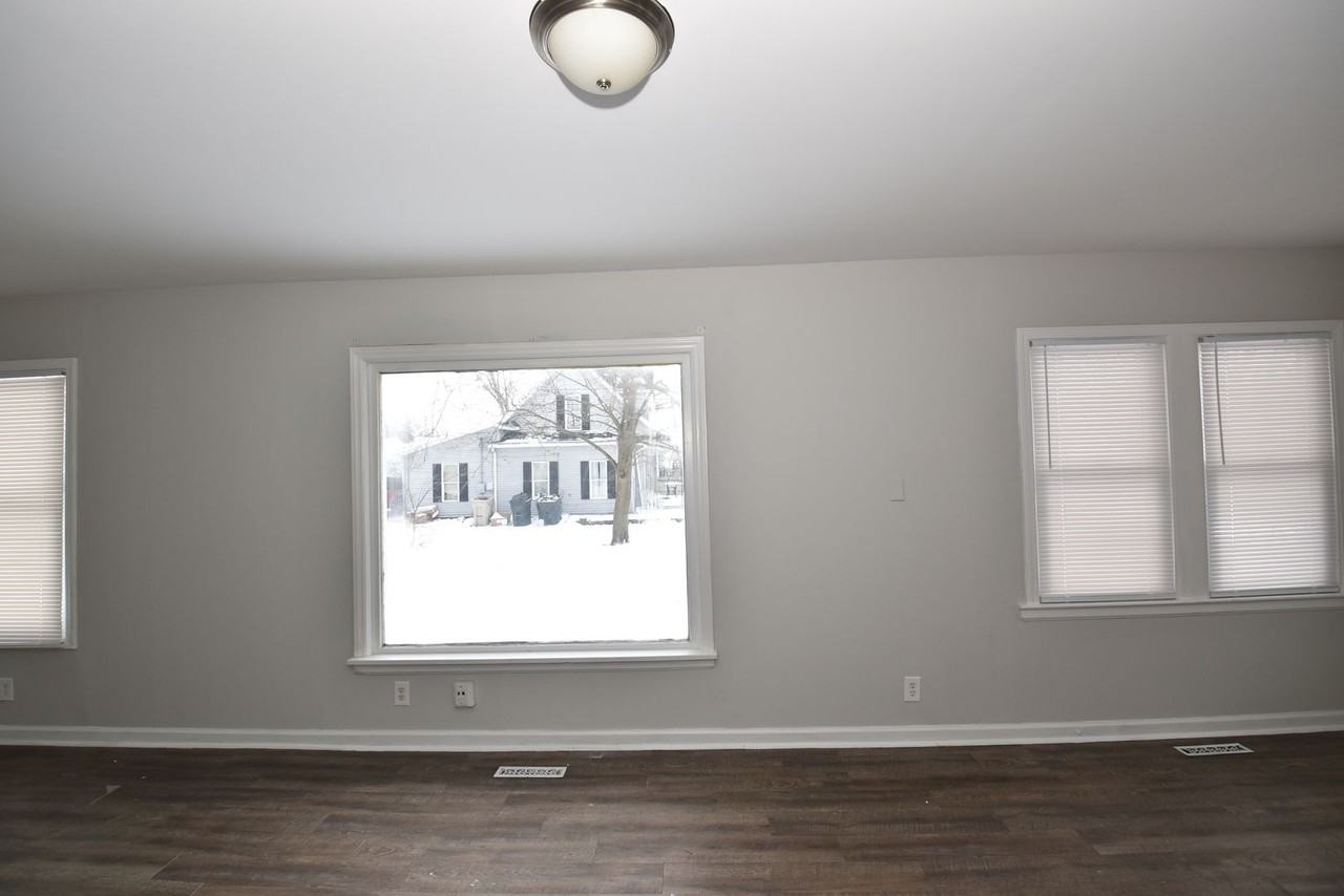 1214 S 29th St - Photo 4 of 34