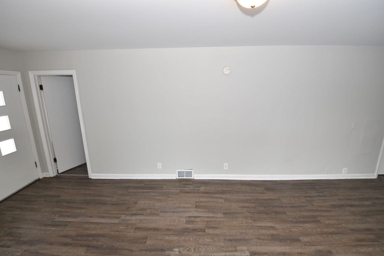 1214 S 29th St - Photo 5 of 34