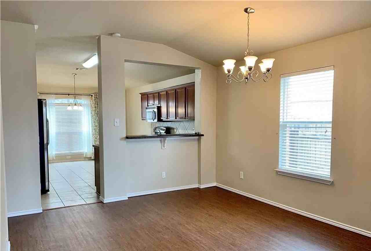 2103 Scott Dr - Photo 3 of 14