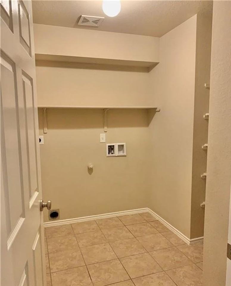 2103 Scott Dr - Photo 7 of 14