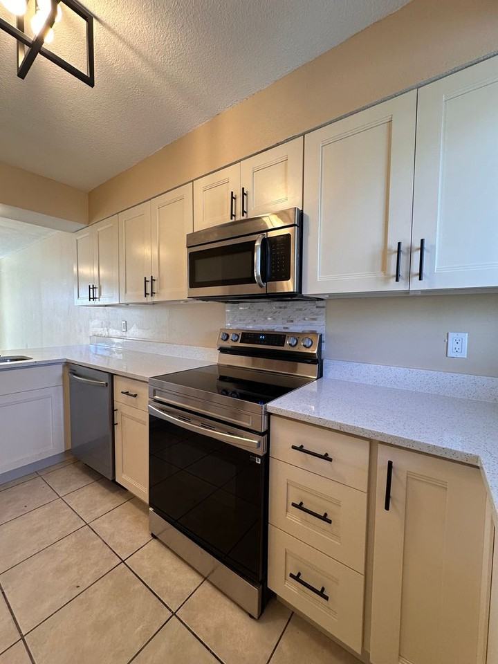 734 Legion Dr - Photo 2 of 17