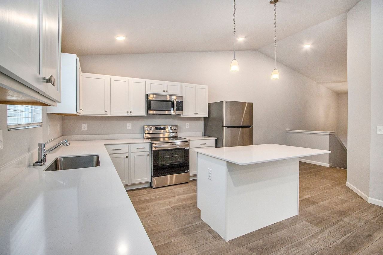 1820 Lakeview Dr - Photo 3 of 26