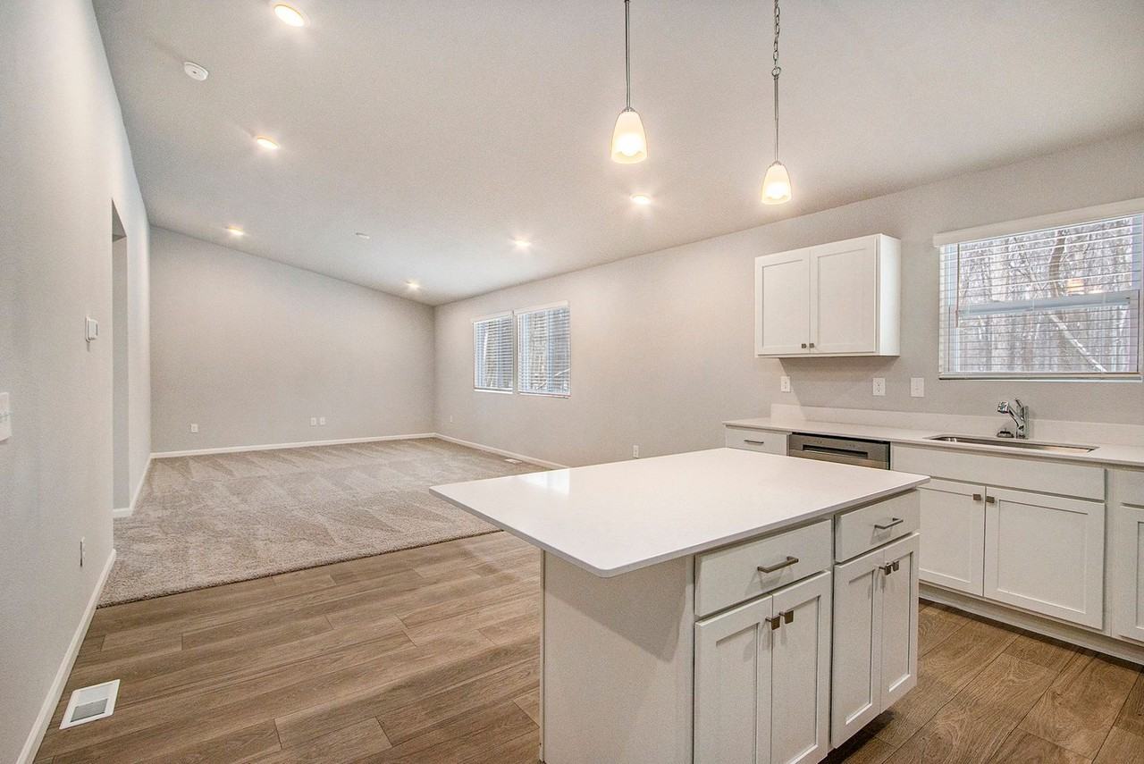 1820 Lakeview Dr - Photo 4 of 26