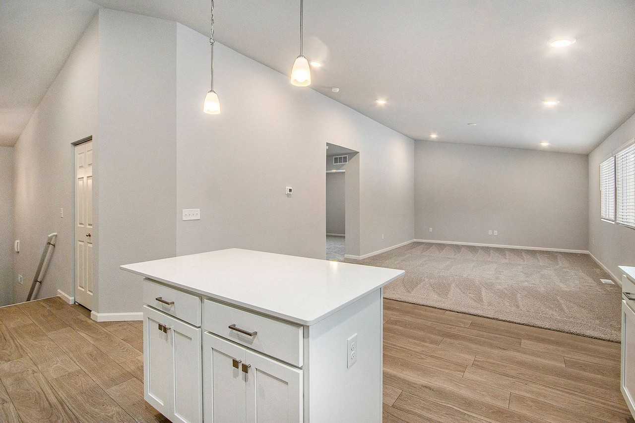 1820 Lakeview Dr - Photo 5 of 26