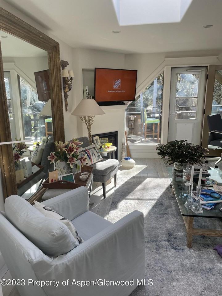 108 W Hyman Ave Apt 7 #7 - Photo 2 of 19