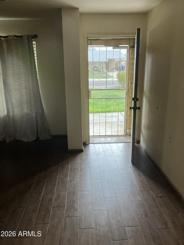 7613 W Devonshire Ave - Photo 5 of 33