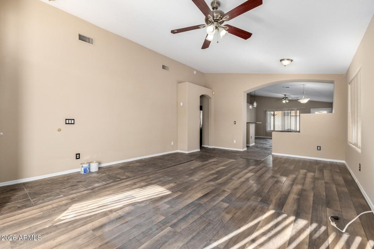 8642 W Laurel Ln - Photo 3 of 26