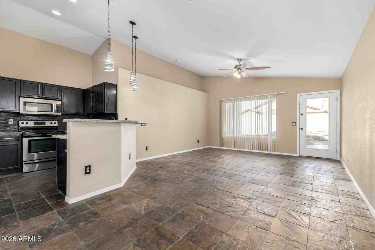 8642 W Laurel Ln - Photo 4 of 26