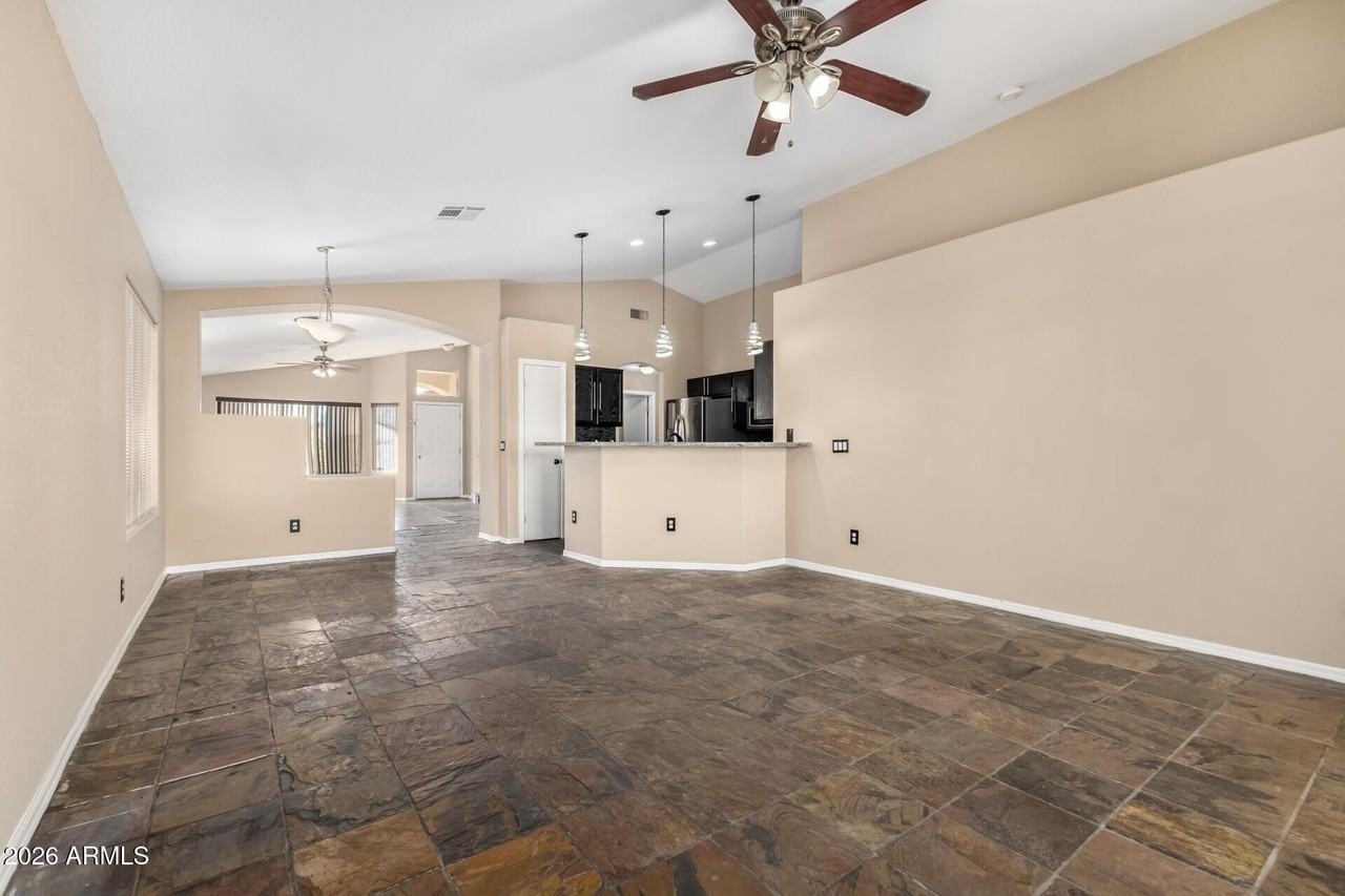 8642 W Laurel Ln - Photo 5 of 26