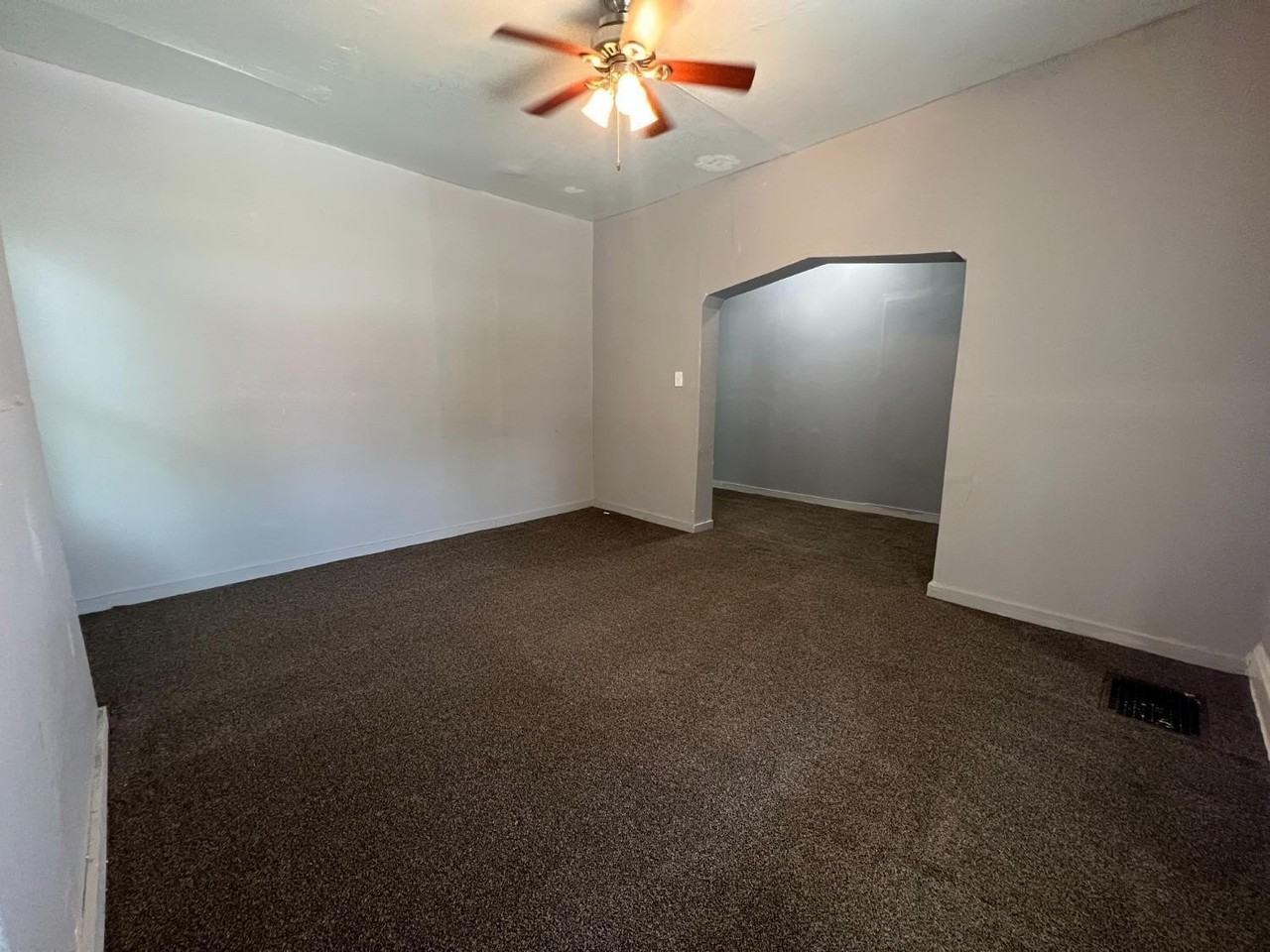 1853 Clarion Ave - Photo 4 of 12