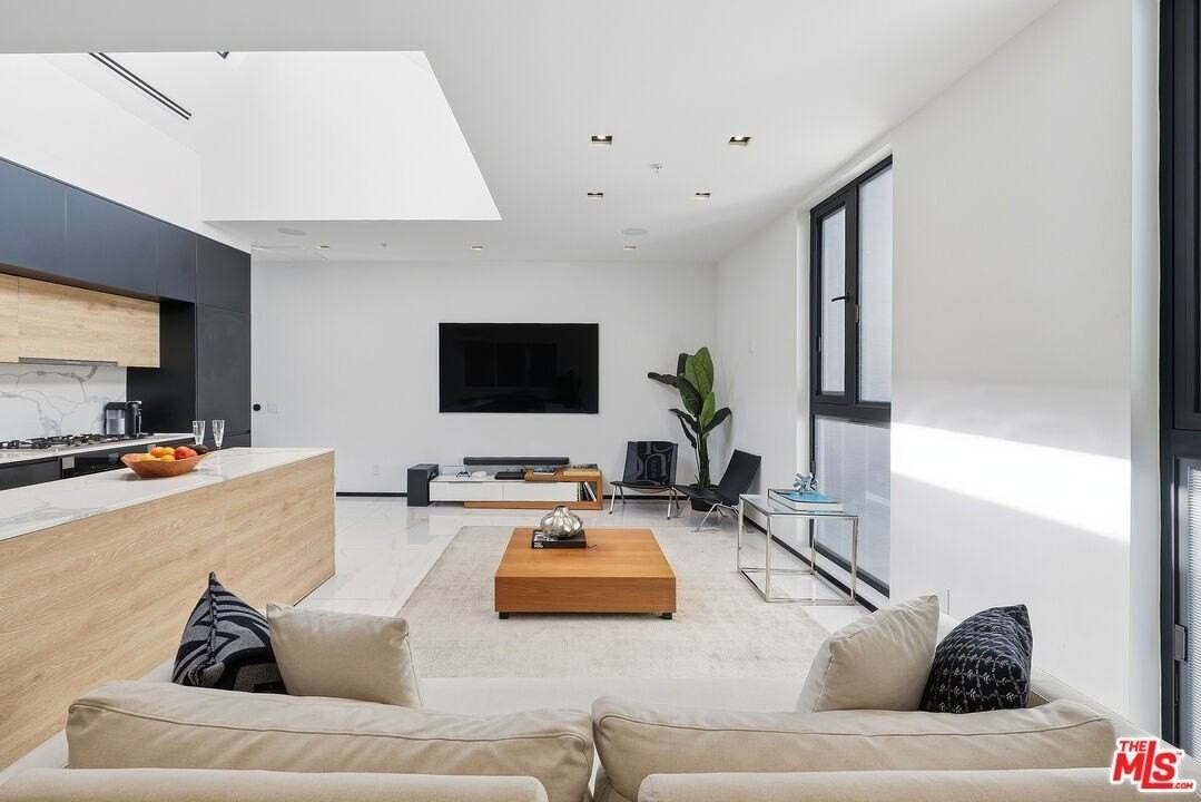 1253 N Sweetzer Ave Apt 7 #7 - Photo 4 of 17