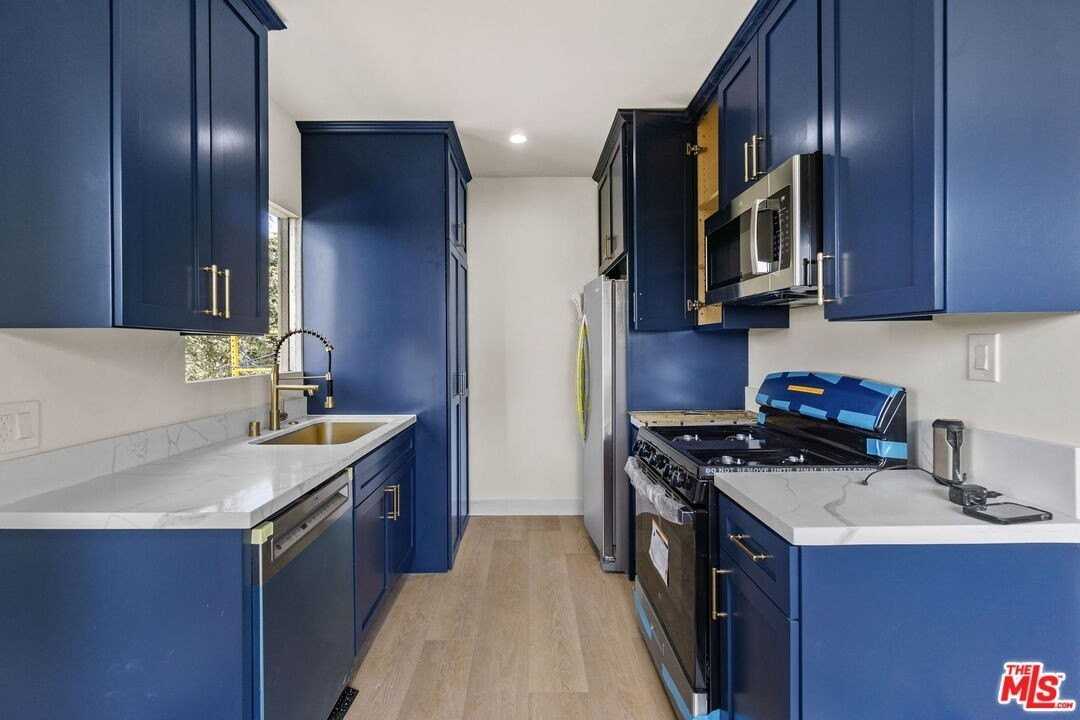 847 15th St Apt 3 #3 - Photo 6 of 23