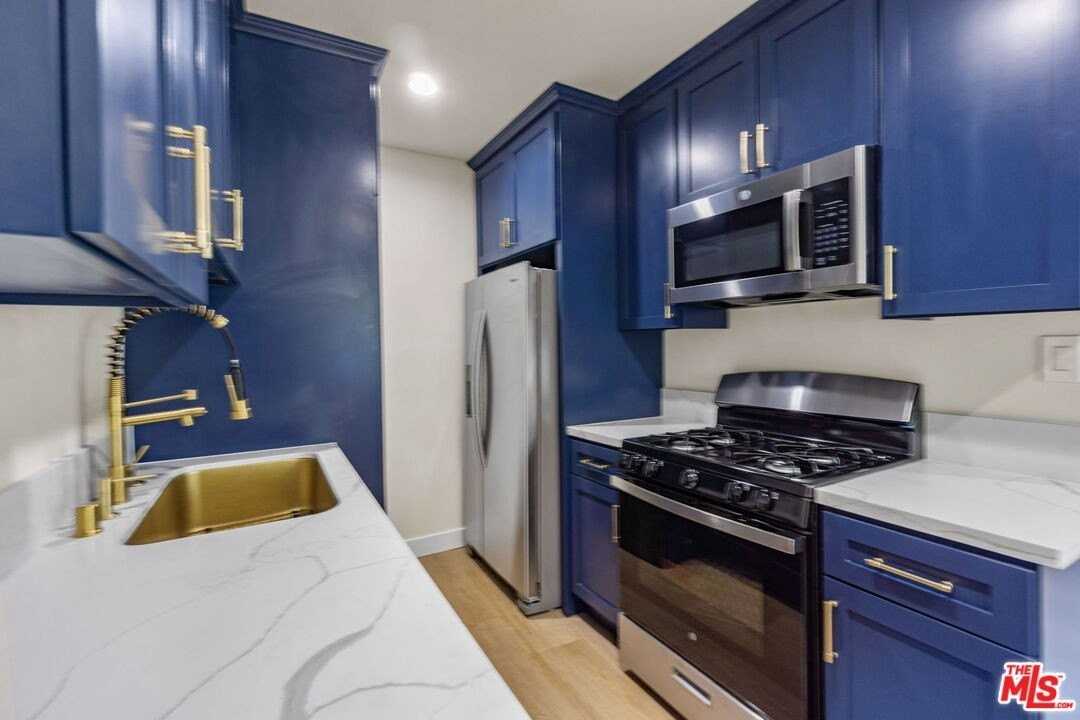 847 15th St Apt 3 #3 - Photo 7 of 23