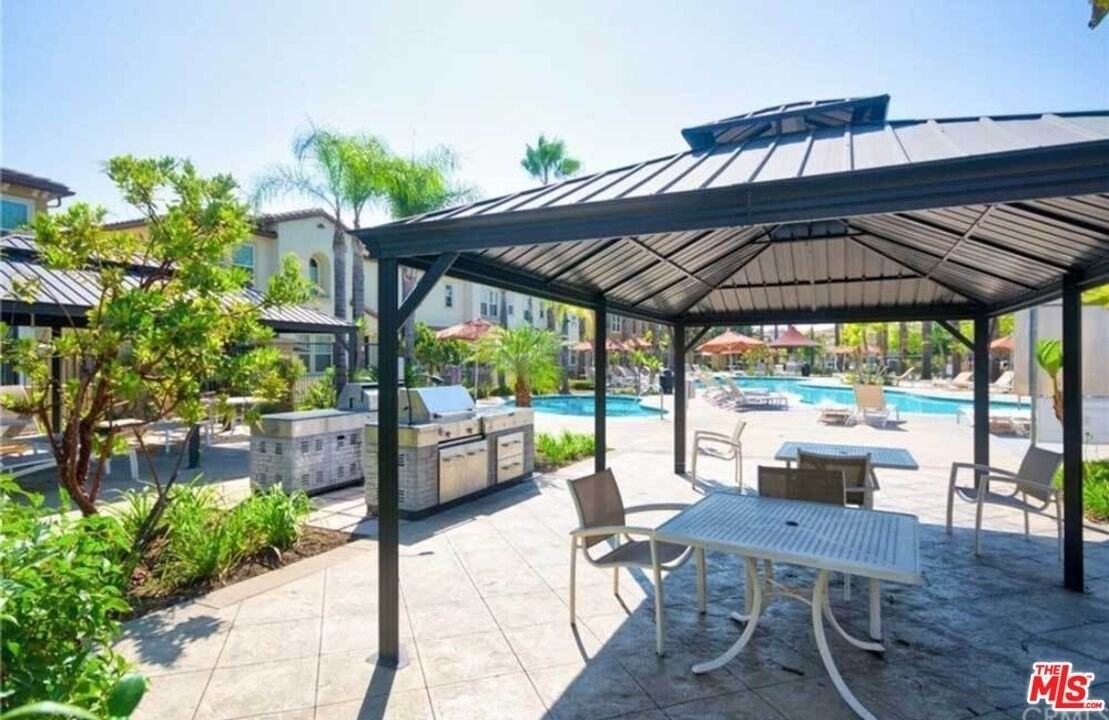 10533 Maple Ln - Photo 4 of 42