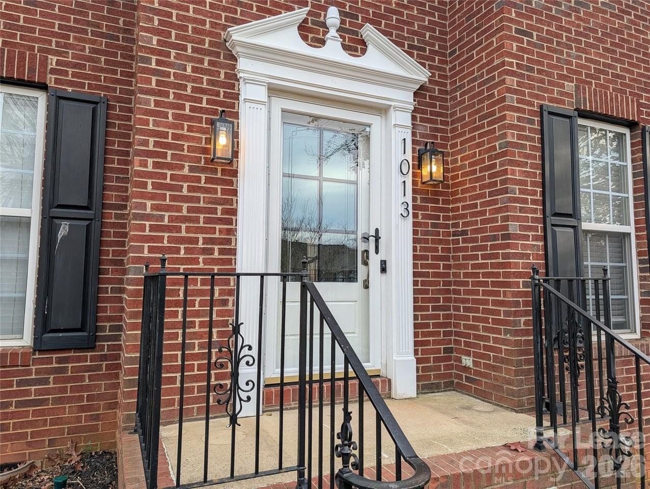 1013 Muirfield Dr - Photo 3 of 28