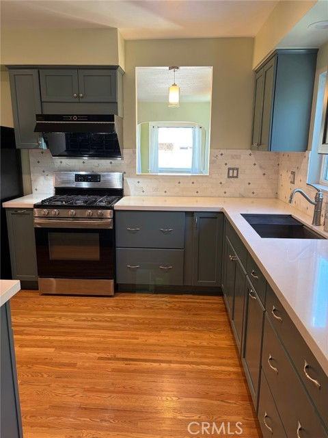 559 W 39th St - Photo 2 of 8