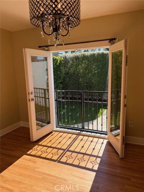 559 W 39th St - Photo 4 of 8