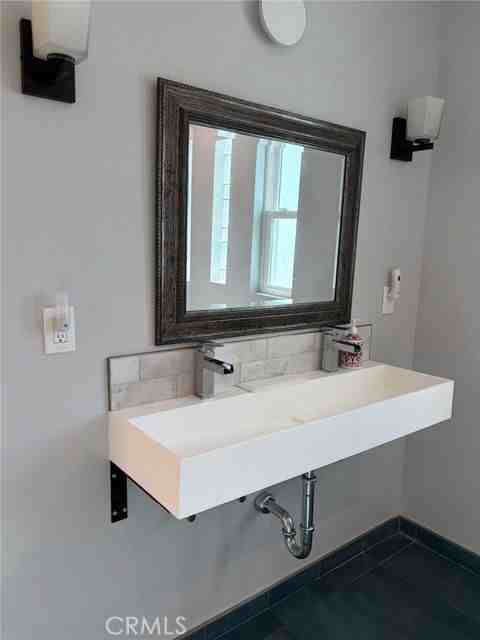 559 W 39th St - Photo 6 of 8