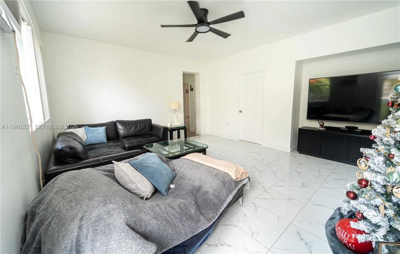 919 Sw 25th Ave - Photo 3 of 8