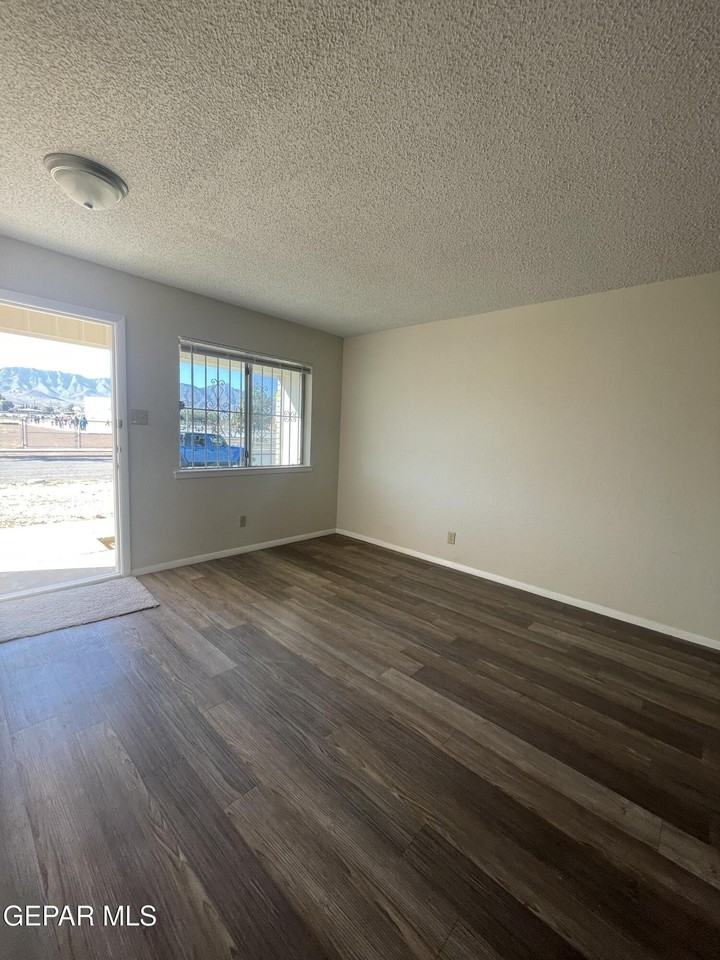 10716 Georgetown St - Photo 4 of 20