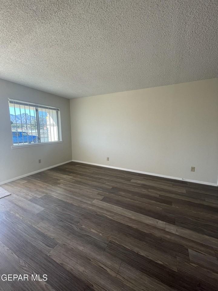 10716 Georgetown St - Photo 5 of 20