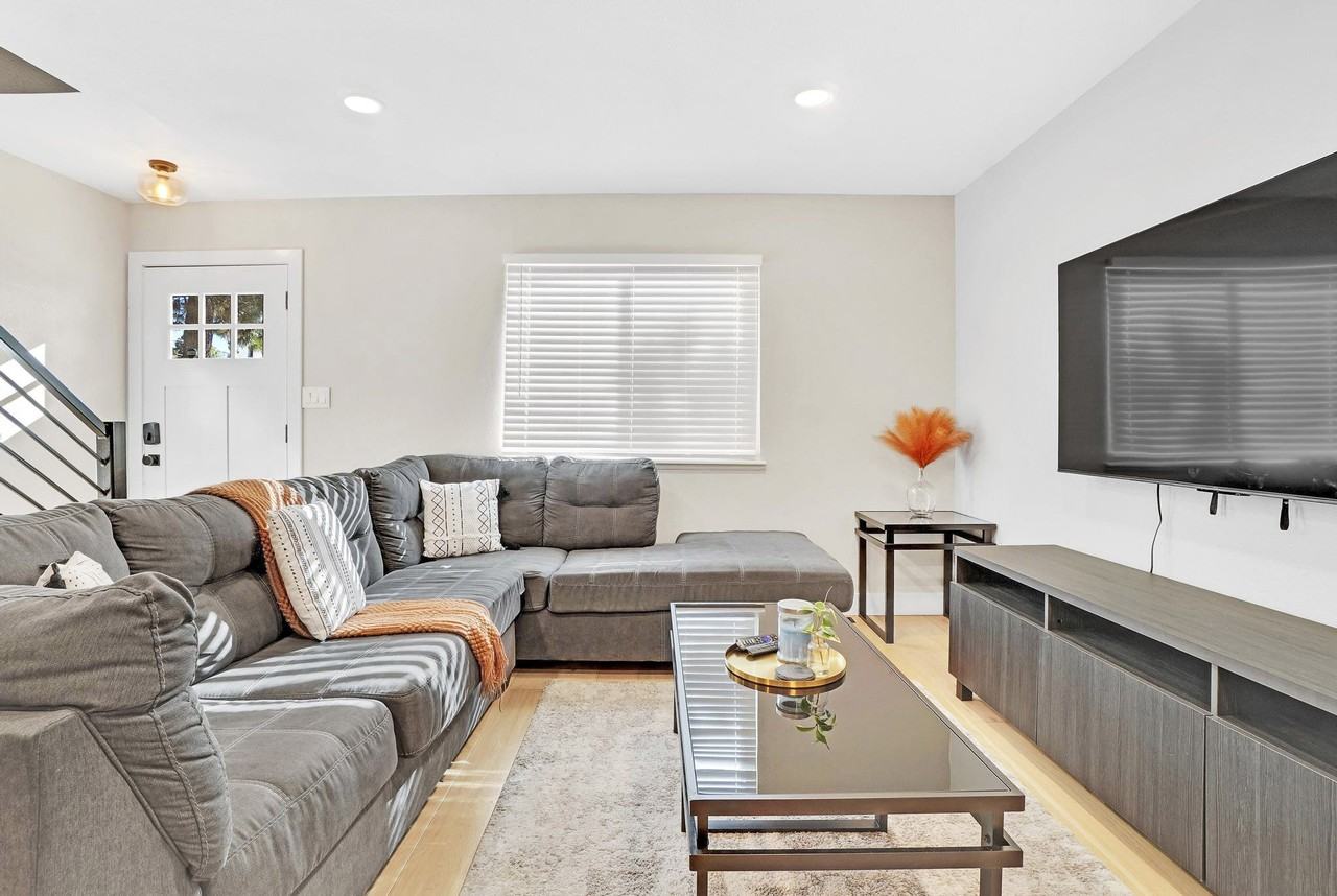 Webster St Apt B - Photo 2 of 10