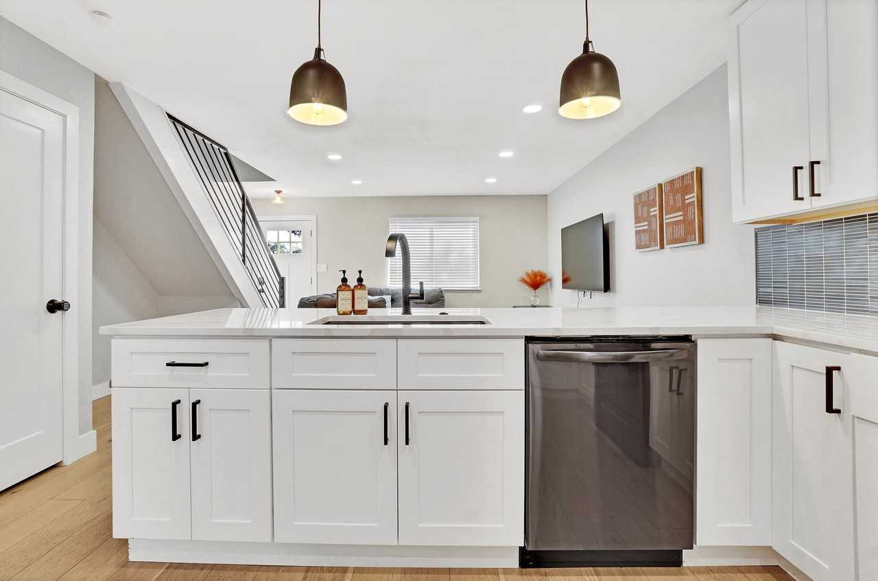 Webster St Apt B - Photo 7 of 10